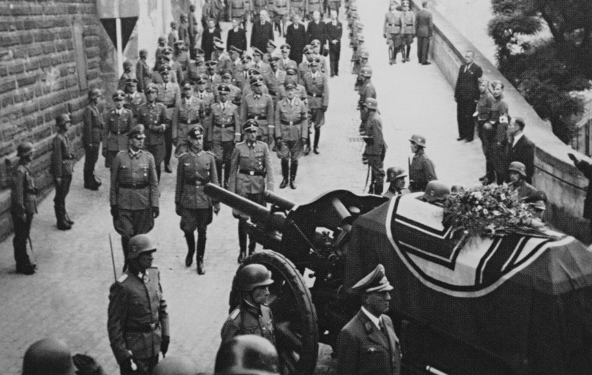 Průvod s ostatky Reinharda Heydricha na Pražském hradě. Zdroj: archiv Jana B. Uhlíře, publikace Protektorát Čechy a Morava 1939-1942