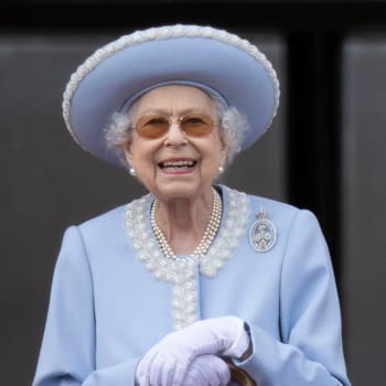 Královna Alžběta II. se na balkoně objevila ve světle modrém kostýmku s jako vždy elegantním kloboukem.