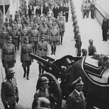 Průvod s ostatky Reinharda Heydricha na Pražském hradě. Zdroj Archiv Jana B. Uhlíře, publikace Protektorát Čechy a Morava 1939-1942.