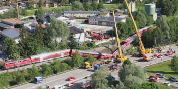 Vlakové neštěstí v Bavorsku má pátou oběť. Sedm lidí se pohřešuje, pátrání je obtížné