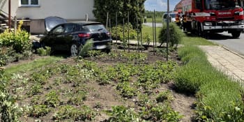 Opilý řidič na Vyškovsku nezvládl zatáčku a skončil v cizí zahradě. Zasahoval vrtulník