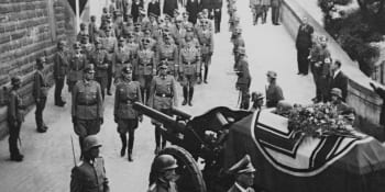 Smutek padl do zdí Prahy, lkali Češi nad Heydrichem. Historik: Národ kolaborantů nejsme