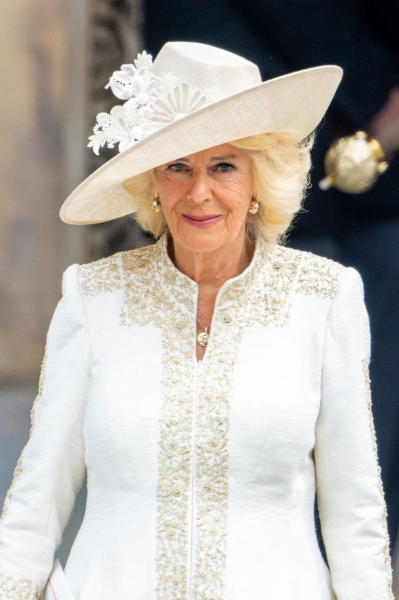 Camilla, vévodkyně z Cornwallu, na bohoslužbu díkůvzdání oblékla krémové šaty.