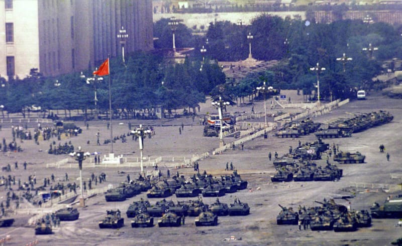 Tanky na náměstí Nebeského klidu den po masakru