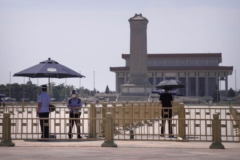 Ostraha hlídající u náměstí Nebeského klidu (4. června 2022)