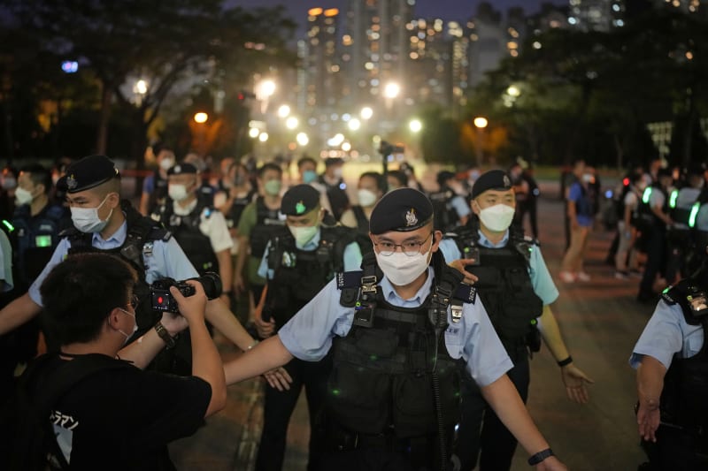 Policisté brání demonstrantům ve vstupu do Victoria Parku.