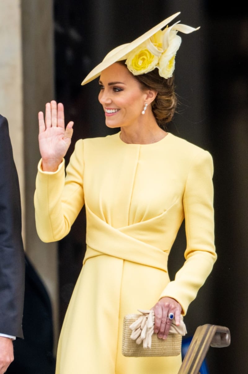 Vévodkyně Kate pro bohoslužbu díkůvzdání vystřídala bílý model za žlutý.