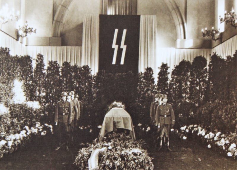 Rakev s ostatky Reinharda Heydricha na Pražském hradě. Zdroj: archiv Jana B. Uhlíře, publikace Protektorát Čechy a Morava 1939-1942