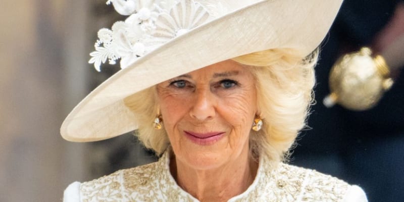 Camilla, vévodkyně z Cornwallu, oblékla krémové šaty.