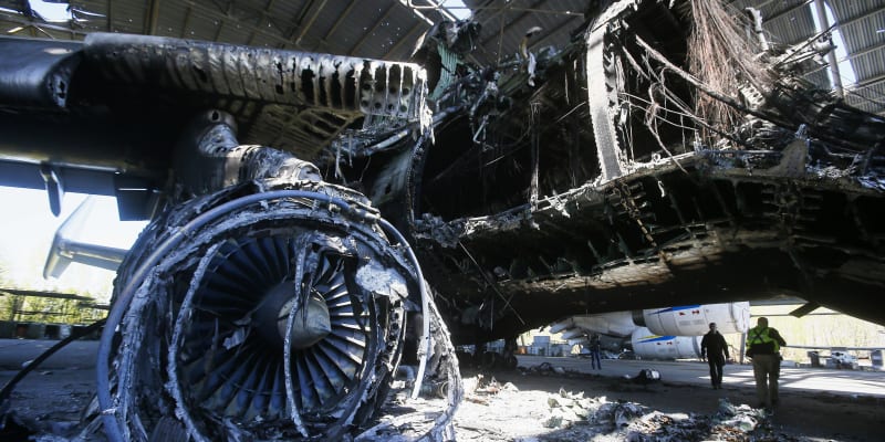 Zničené nákladní letadlo Antonov An-225 Mrija je vidět po bojích s ruskými jednotkami na letišti Hostomel v Kyjevské oblasti.
