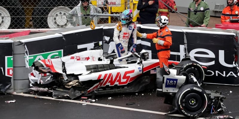 Mick Schumacher vylézá z formule, kterou zničil při Velké ceně Monaka.