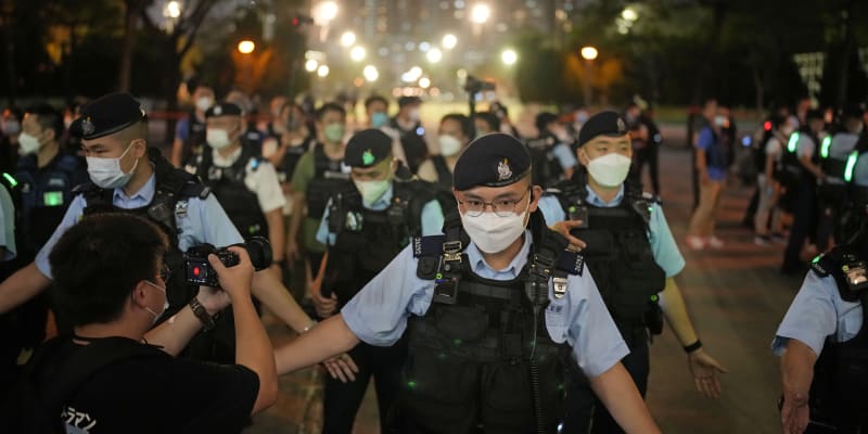 Policisté brání demonstrantům ve vstupu do Victoria Parku.