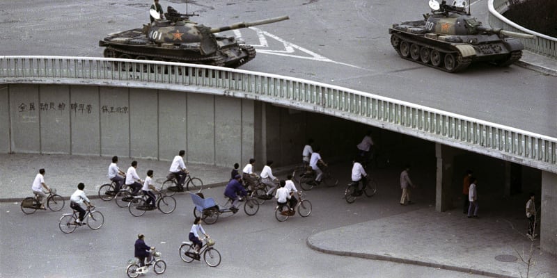 Tanky na náměstí Nebeského klidu dva dny po masakru