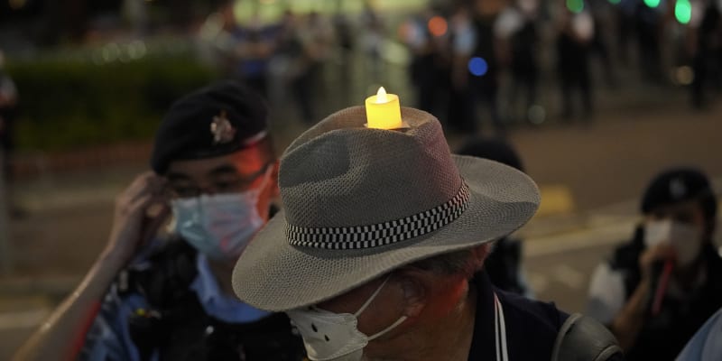 Umělá svíčka na klobouku muže, který si do Victoria Parku přišel připomenout masakr na náměstí Nebeského klidu.