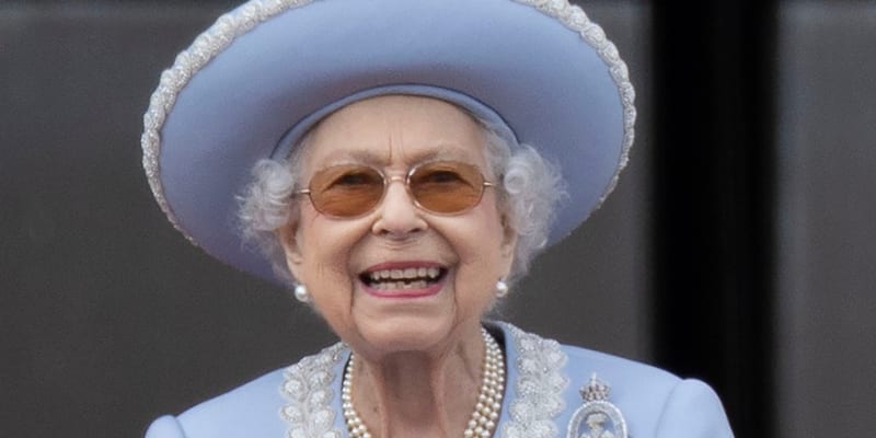 Královna Alžběta II. se na balkoně objevila ve světle fialovém kostýmku s jako vždy elegantním kloboukem.