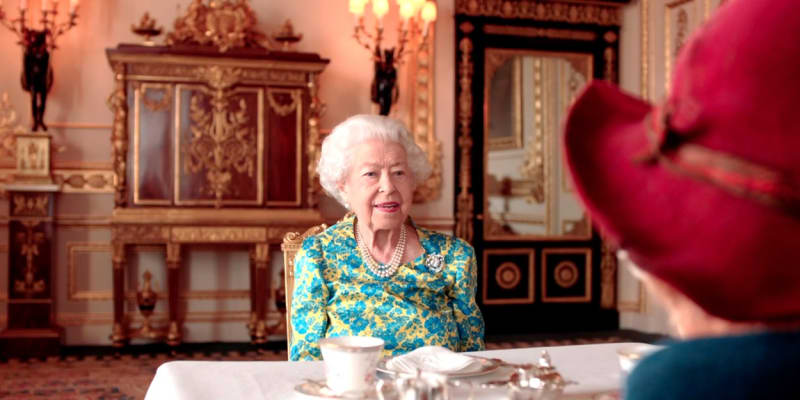 I v 96 letech umí královna šokovat. V tajnosti natočila skeč a ukázala, co má v kabelce.
