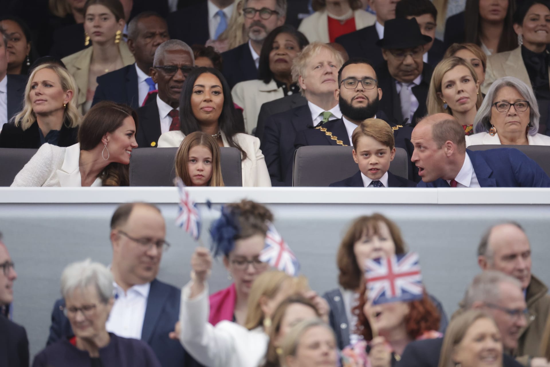 Princ William a Kate, vévodkyně z Cambridge, se svými dětmi princem Georgem a princeznou Charlotte se zúčastnili koncertu k platinovému jubileu.