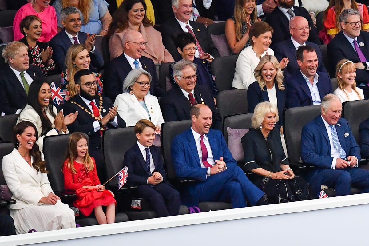Princ William a Kate, vévodkyně z Cambridge, se svými dětmi princem Georgem a princeznou Charlotte se zúčastnili koncertu k platinovému jubileu.