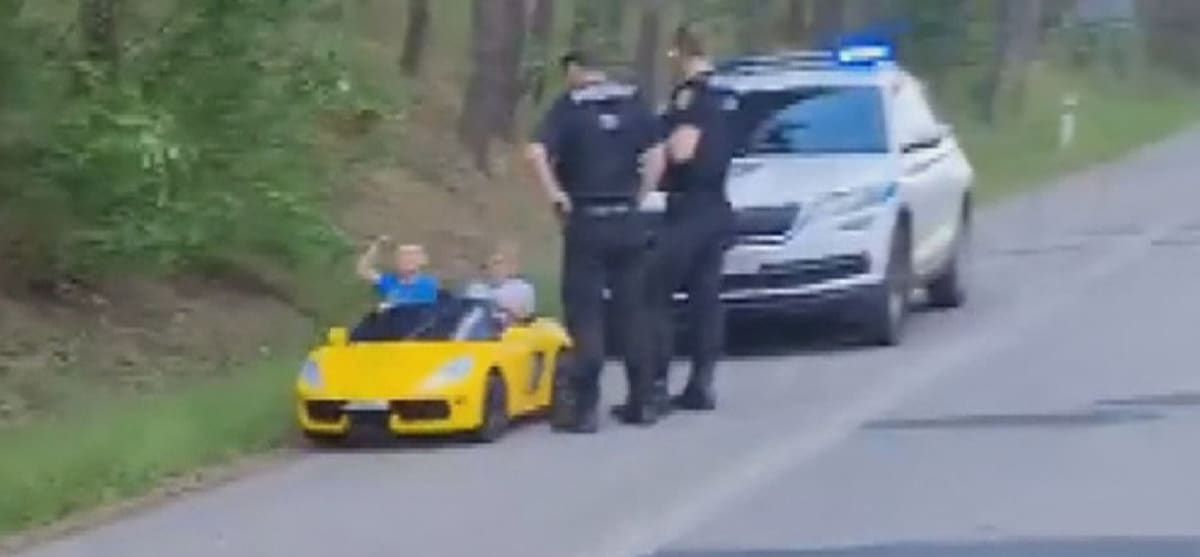 Děti v autíčku překvapily řidiče v Brně.