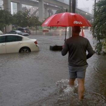 Jižní část Floridy o víkendu postihly záplavy.