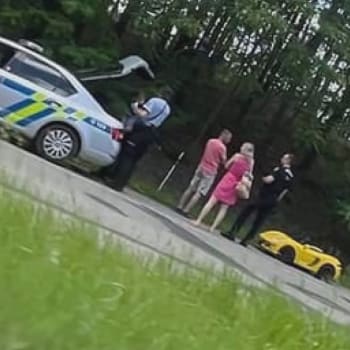 Děti v autíčku překvapily řidiče v Brně.