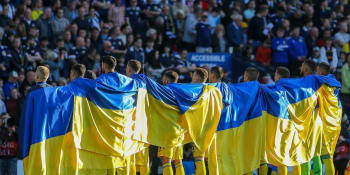Za MS v Kataru s válečným praporem. Ukrajinští fotbalisté vyvěsí v šatně vlajku z fronty