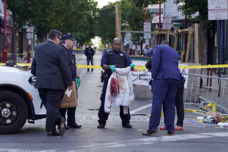 Ve Filadelfii střelci zavraždili tři lidi, další zranili.