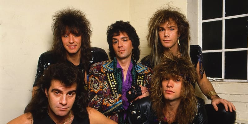 Zemřel baskytarista a zakládající člen kapely Bon Jovi Alex John Such (uprostřed),