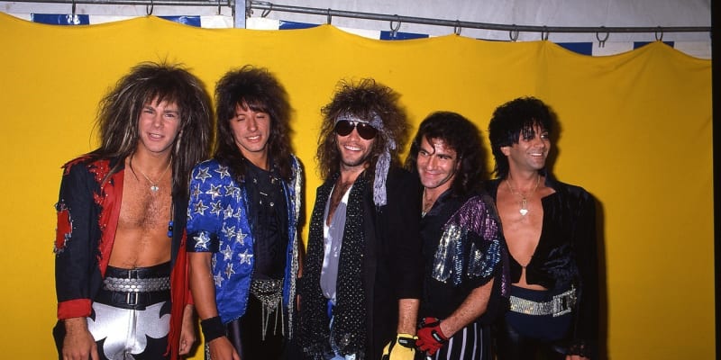 Zemřel baskytarista a zakládající člen kapely Bon Jovi Alex John Such (uprostřed),
