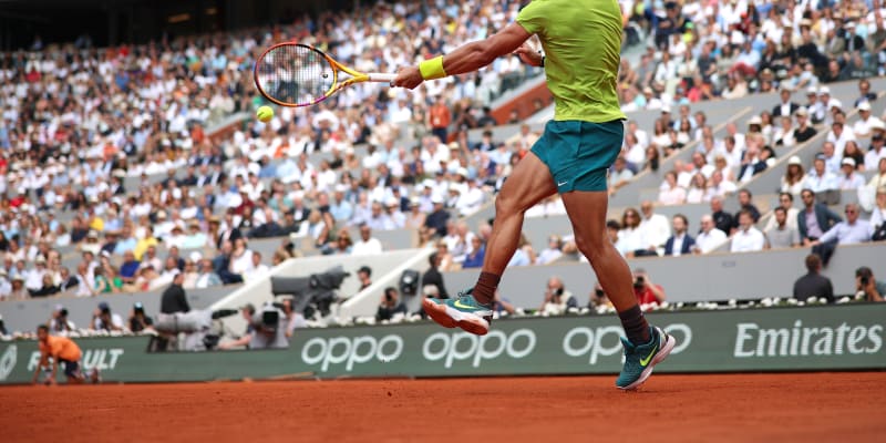 Forhend Rafaela Nadala během finále Roland Garros