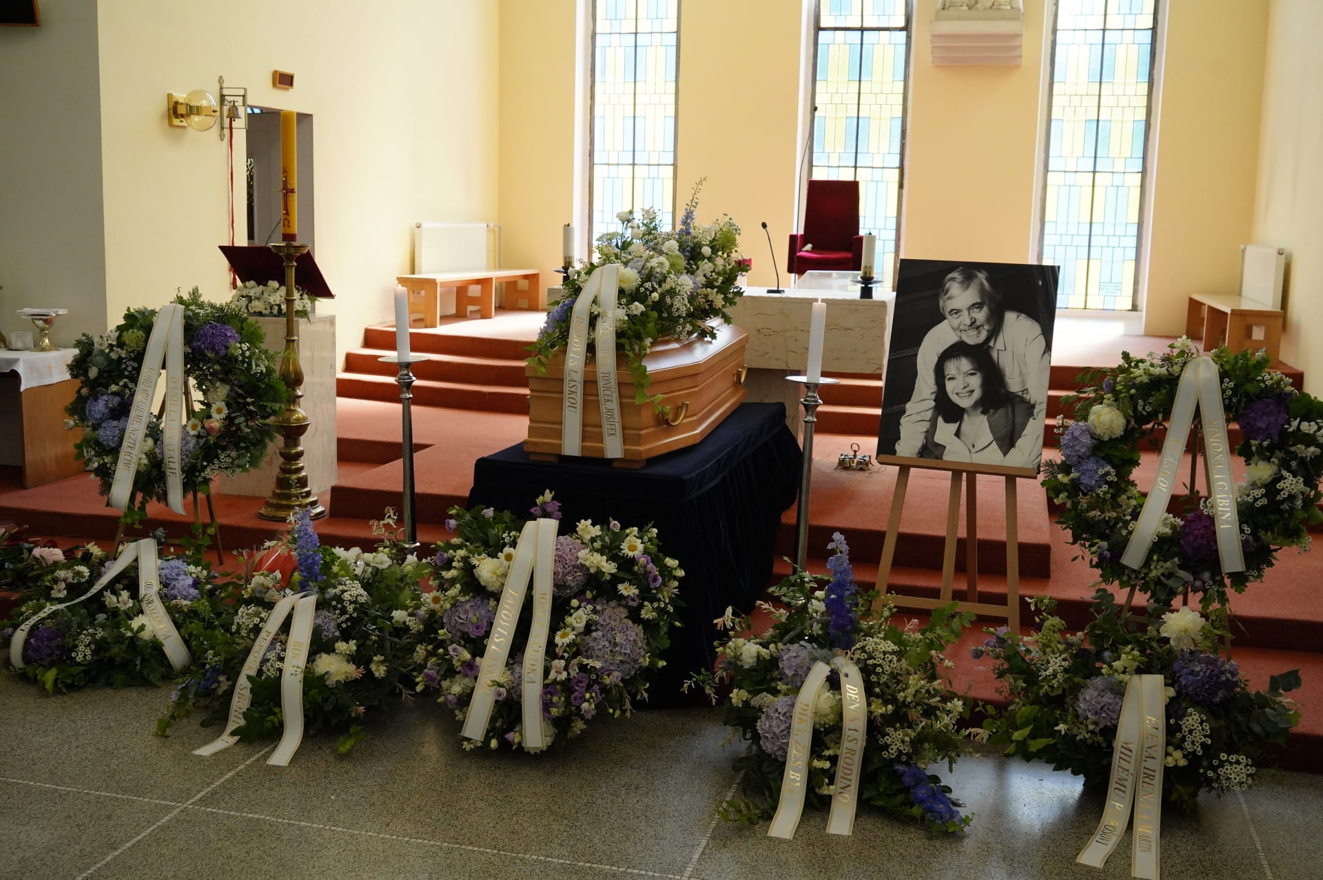 Na pohřeb Josefa Abrháma dorazily stovky smutečních hostů včetně hereckých kolegů. 