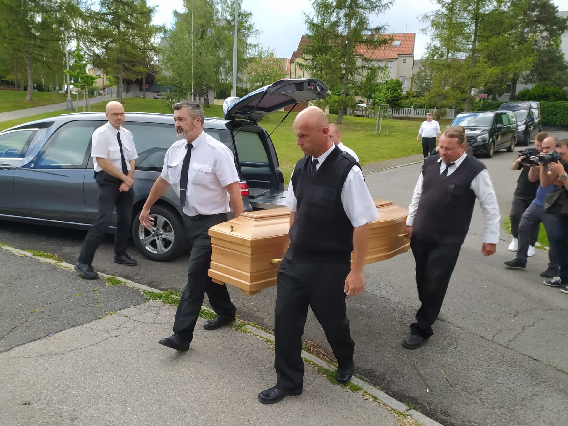 Zřízenci pohřební služby do kostela přinesli rakev s ostatky herce Josefa Abrháma. 