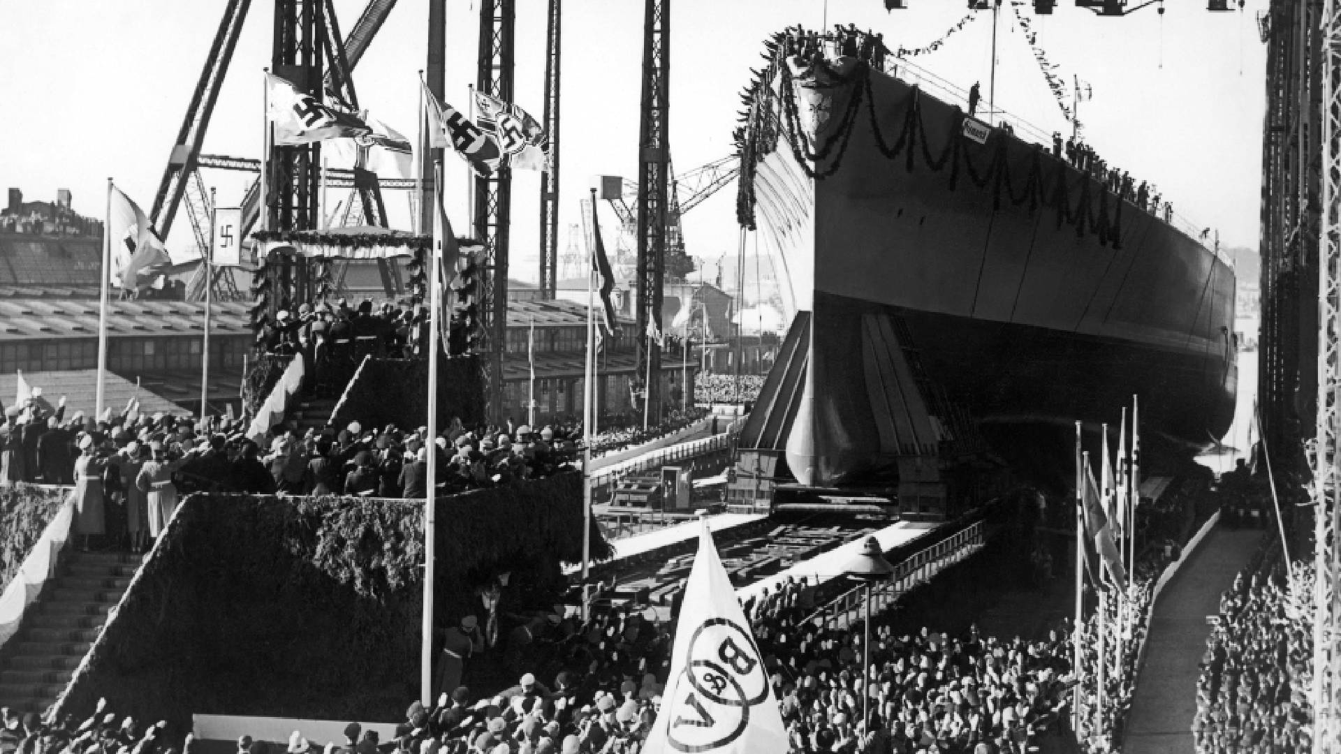 Bitevní loď Bismarck o výtlaku 35 000 tun byla chloubou Adolfa Hitlera 