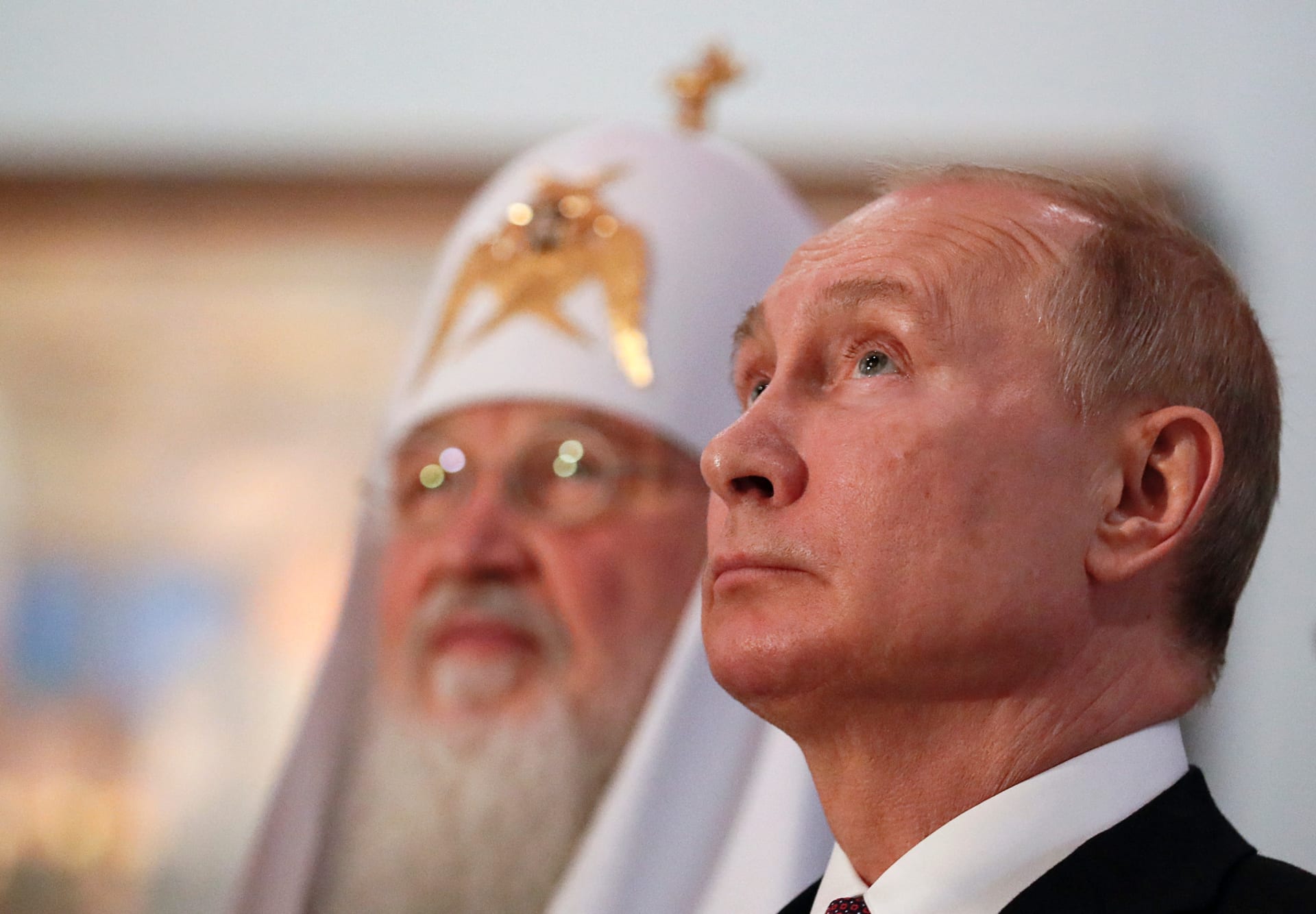 Symbolický obrázek: Kam hledí kremelský šéf Vladimir Putin, tam směřuje i zrak moskevského patriarchy Kirilla.