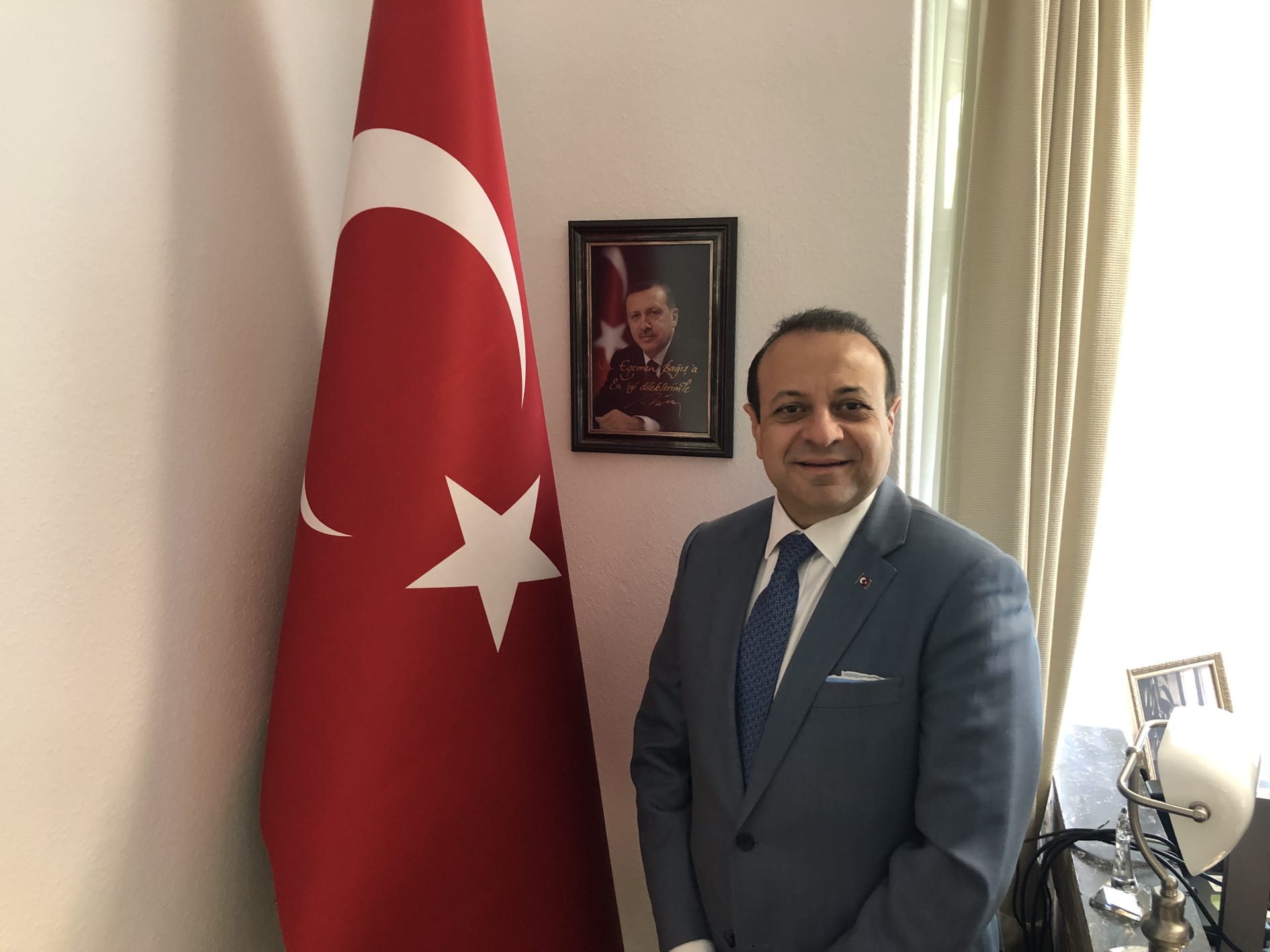 Turecký velvyslanec v Česku Egemen Bagıs ve své kanceláři na ambasádě v Praze.