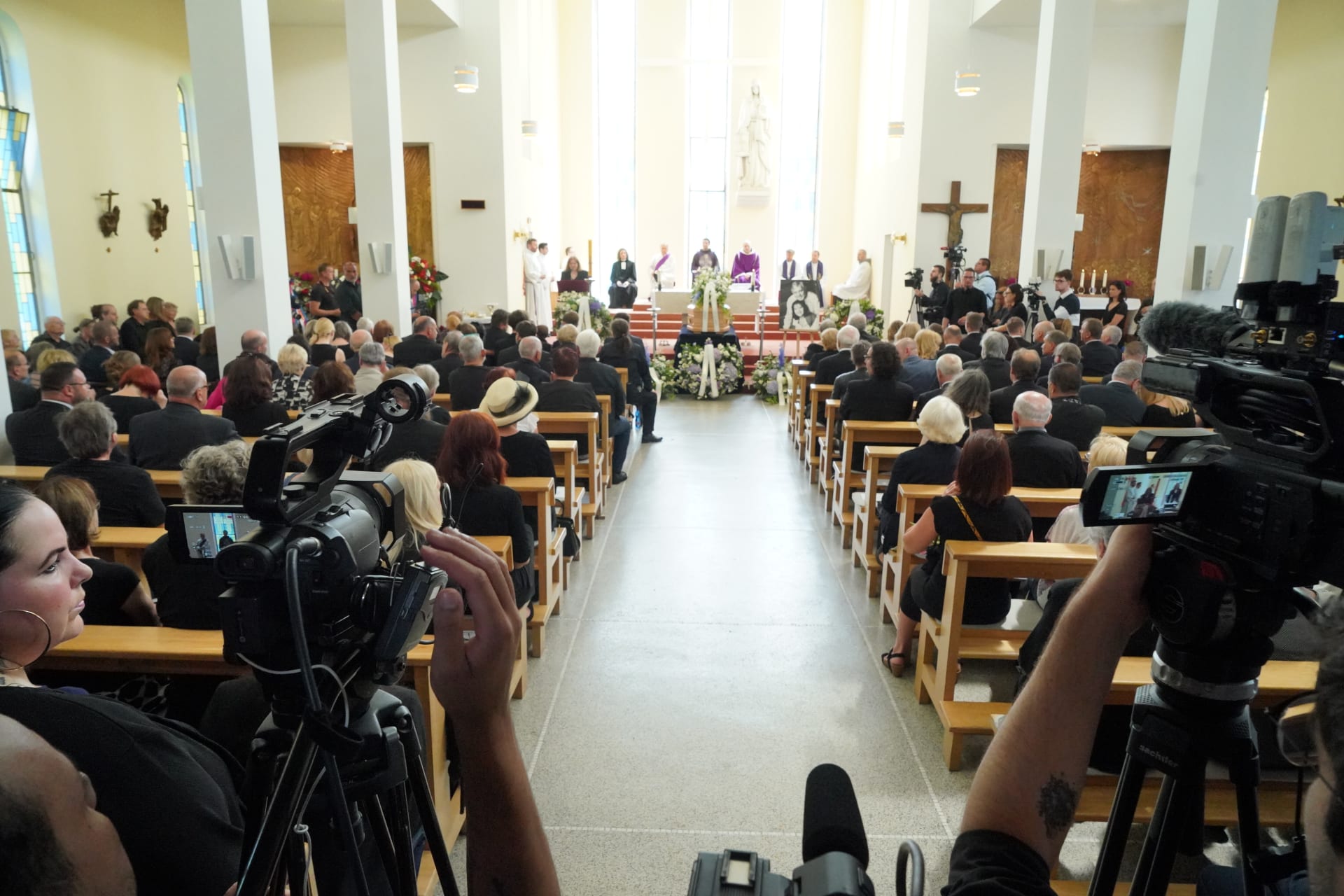 Na pohřeb Josefa Abrháma dorazily stovky smutečních hostů včetně celebrit