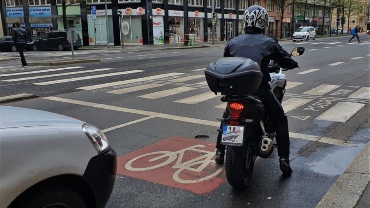Klasickým prohřeškem motorkářů a skútristů je také okupování místa v boxu určeném cyklistům, případně i přímo jízdních pruhů pro cyklisty.