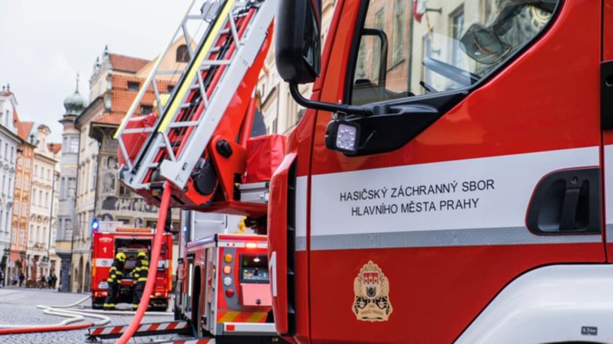 Noční požár bytu v centru Prahy nepřežila jedna žena.