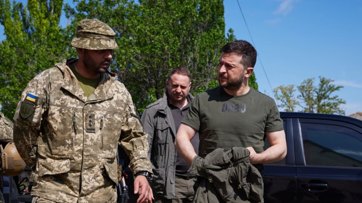 Zelenskyj podruhé opustil Kyjevskou oblast. Navštívil vojáky na frontě v Záporoží.