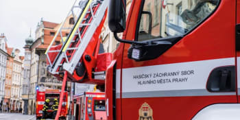 Tragédie v centru Prahy. Při požáru bytu zemřela jedna žena, 80 lidí bylo evakuováno