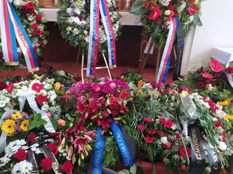 Na pohřeb Josefa Abrháma dorazily stovky smutečních hostů včetně celebrit.