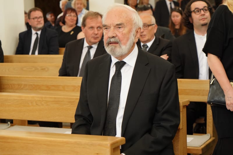 Zdeněk Svěrák na pohřbu kolegy a přítele Josefa Abrháma. 