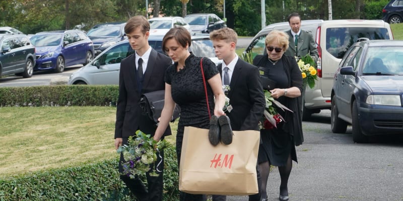 Na pohřeb Josefa Abrháma dorazily stovky smutečních hostů včetně celebrit