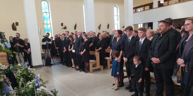 Na pohřeb Josefa Abrháma dorazily stovky smutečních hostů včetně celebrit.