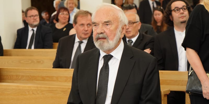Zdeněk Svěrák na pohřbu Josefa Abrháma, kterého často obsazoval do svých filmů. 