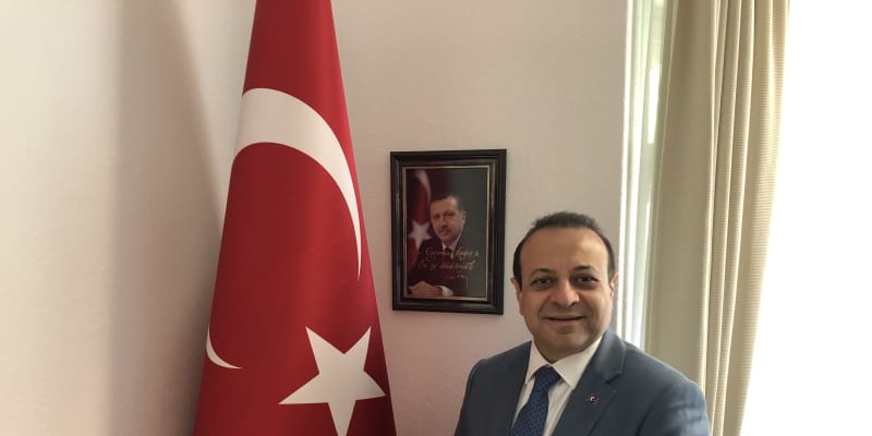 Turecký velvyslanec v Česku Egemen Bagıs ve své kanceláři na ambasádě v Praze.