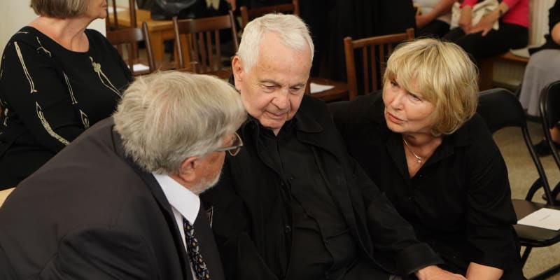 Eliška Balzerová v hovoru s Jiřím Krampolem a Janem Kačerem. 
