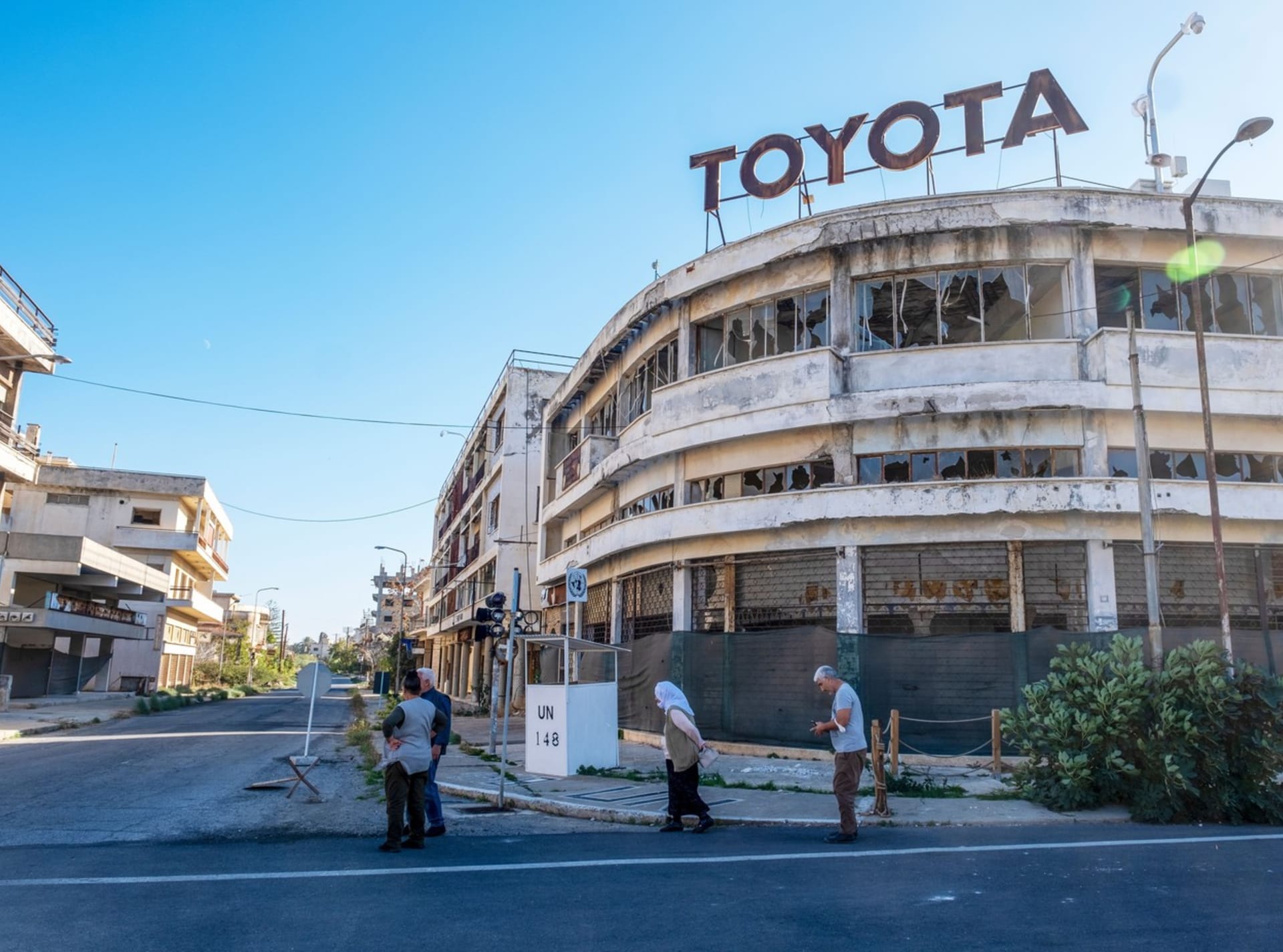 Autosalon Toyota na výstavné nákupní třídě Leonidas