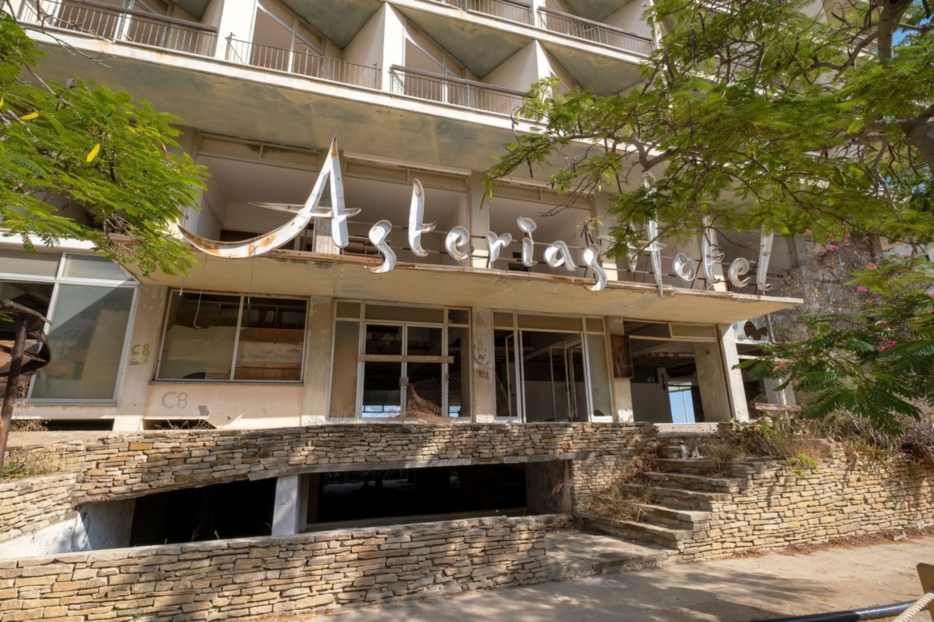 Hotel Asterias na bulváru nesoucím jméno amerického prezidenta Johna F. Kennedyho