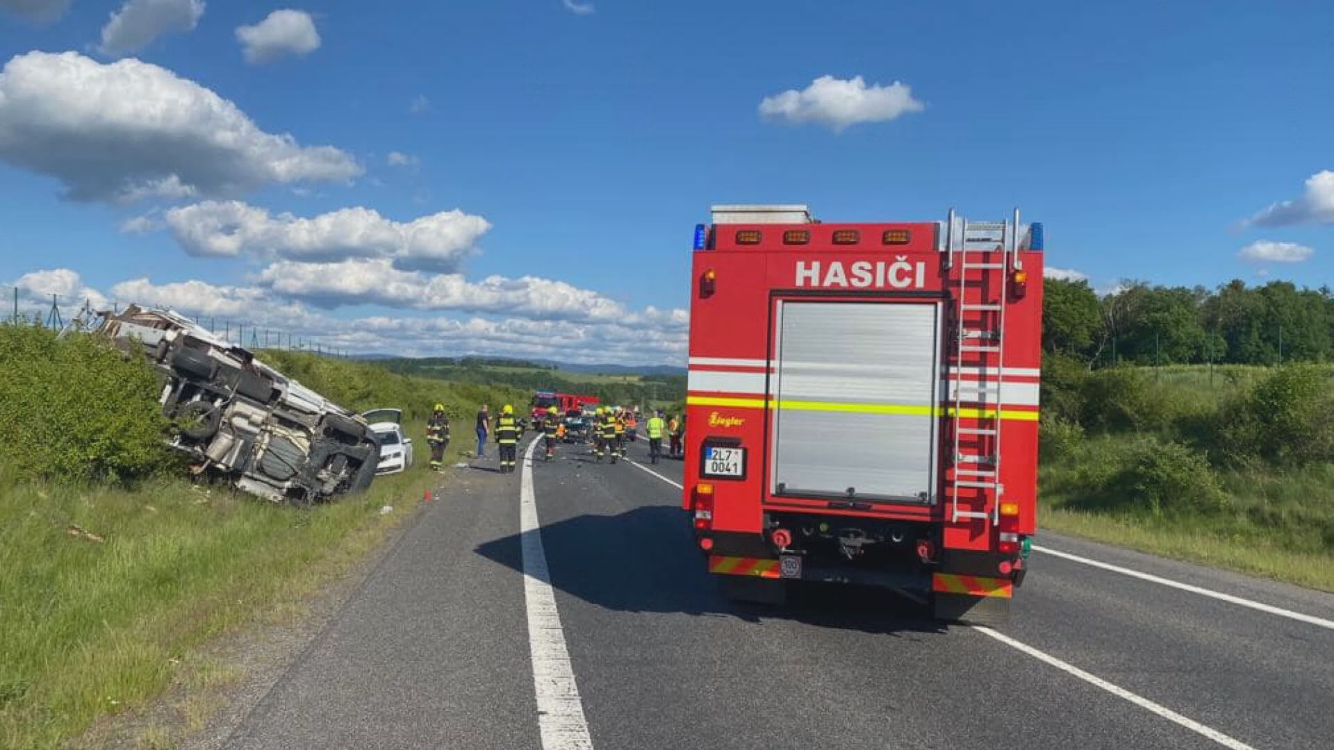 Hrozivě vypadající čelní střet osobního auta s obytným vozem na Liberecku